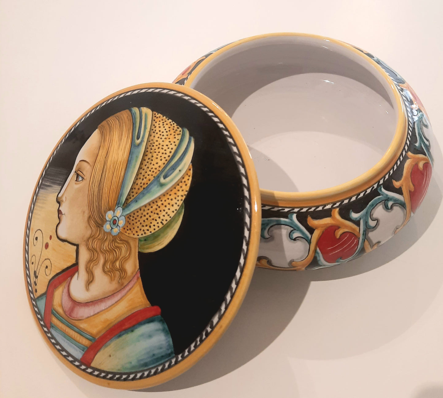 Jewelery Box Classic Figure Decoration