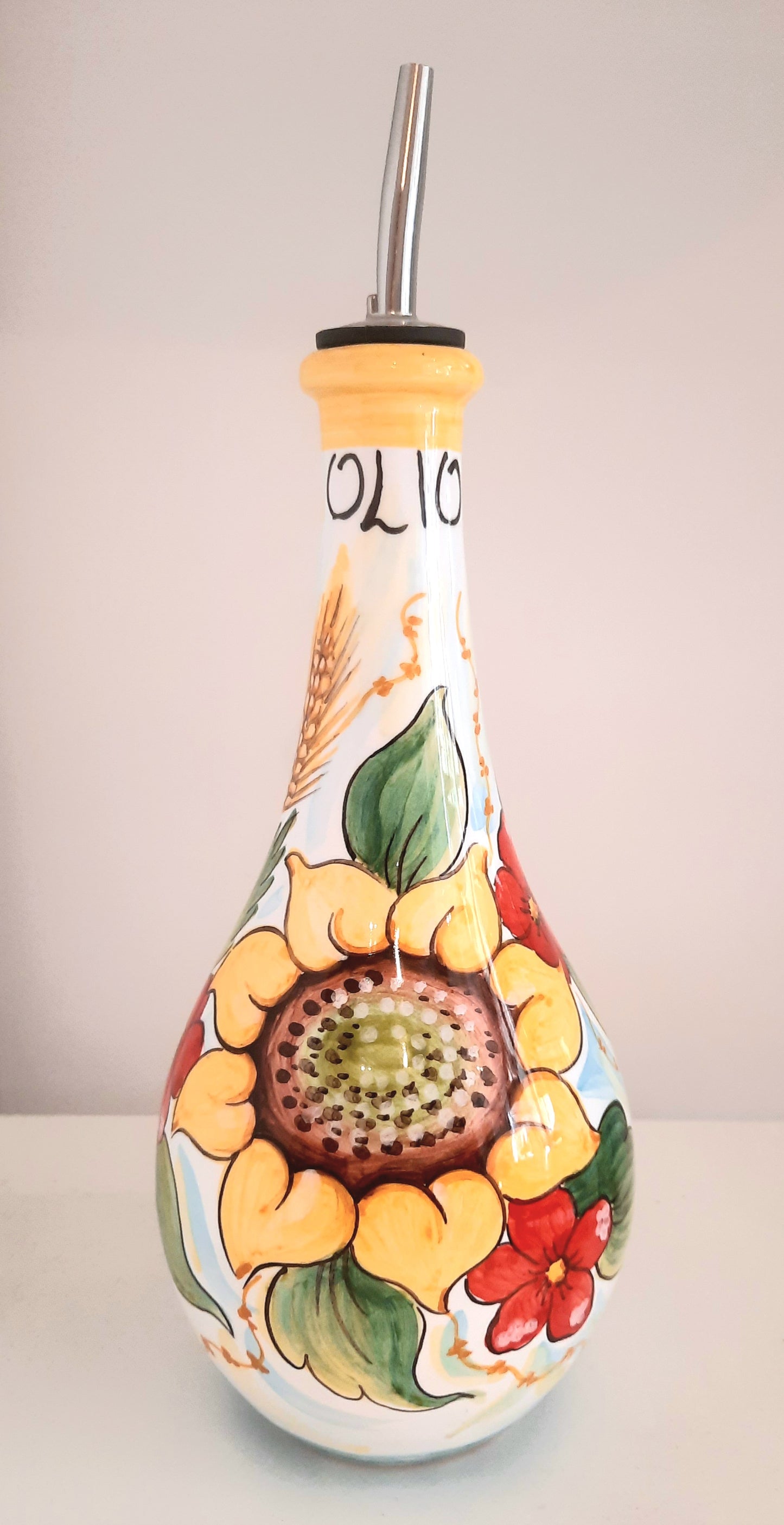 Oliera senza manico cm 25 con dosatore in acciaio. Non solo utile per condire le vostre pietanze ma anche bella da lasciare esposta in cucina.