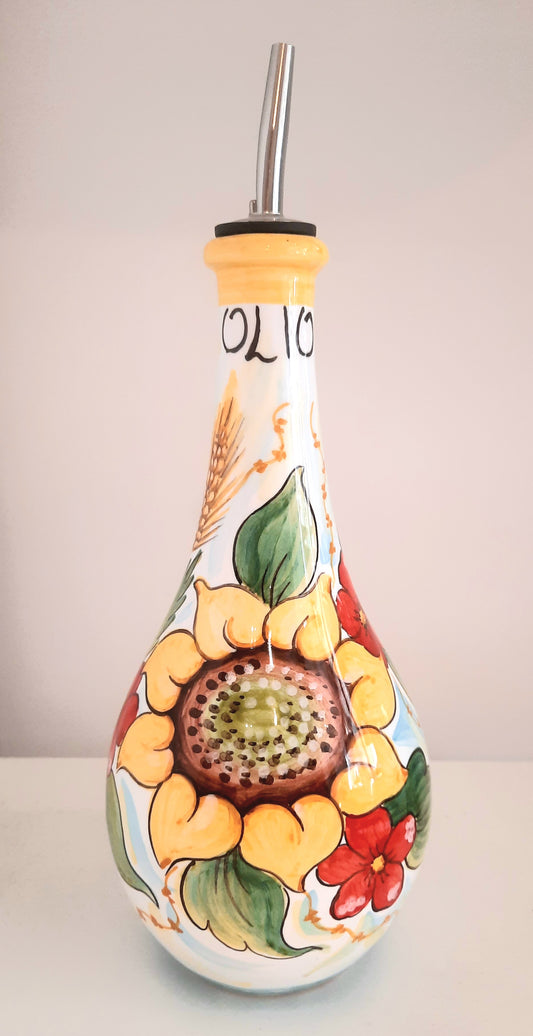 Oliera senza manico cm 25 con dosatore in acciaio. Non solo utile per condire le vostre pietanze ma anche bella da lasciare esposta in cucina.