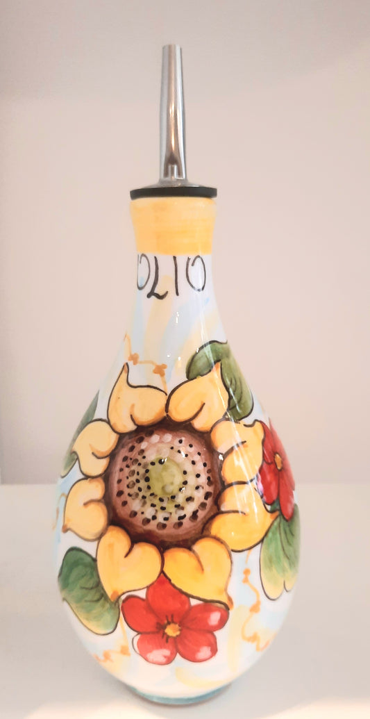 Oliera senza manico cm 20 con dosatore in acciaio. Non solo utile per condire le vostre pietanze ma anche bella da lasciare esposta in cucina.