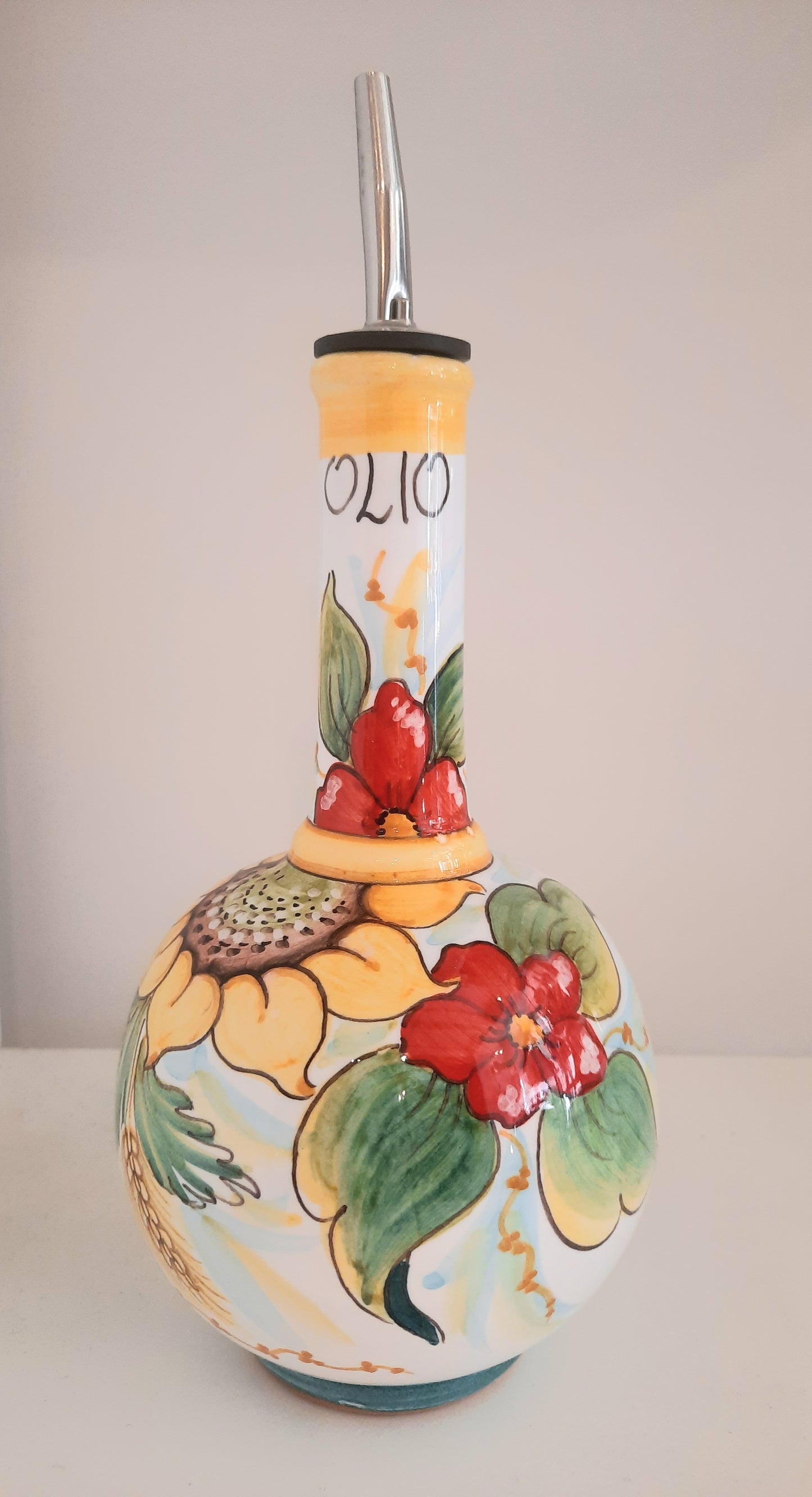 Oliera con manico cm 25 con dosatore in acciaio. Non solo utile per condire le vostre pietanze ma anche bella da lasciare esposta in cucina.