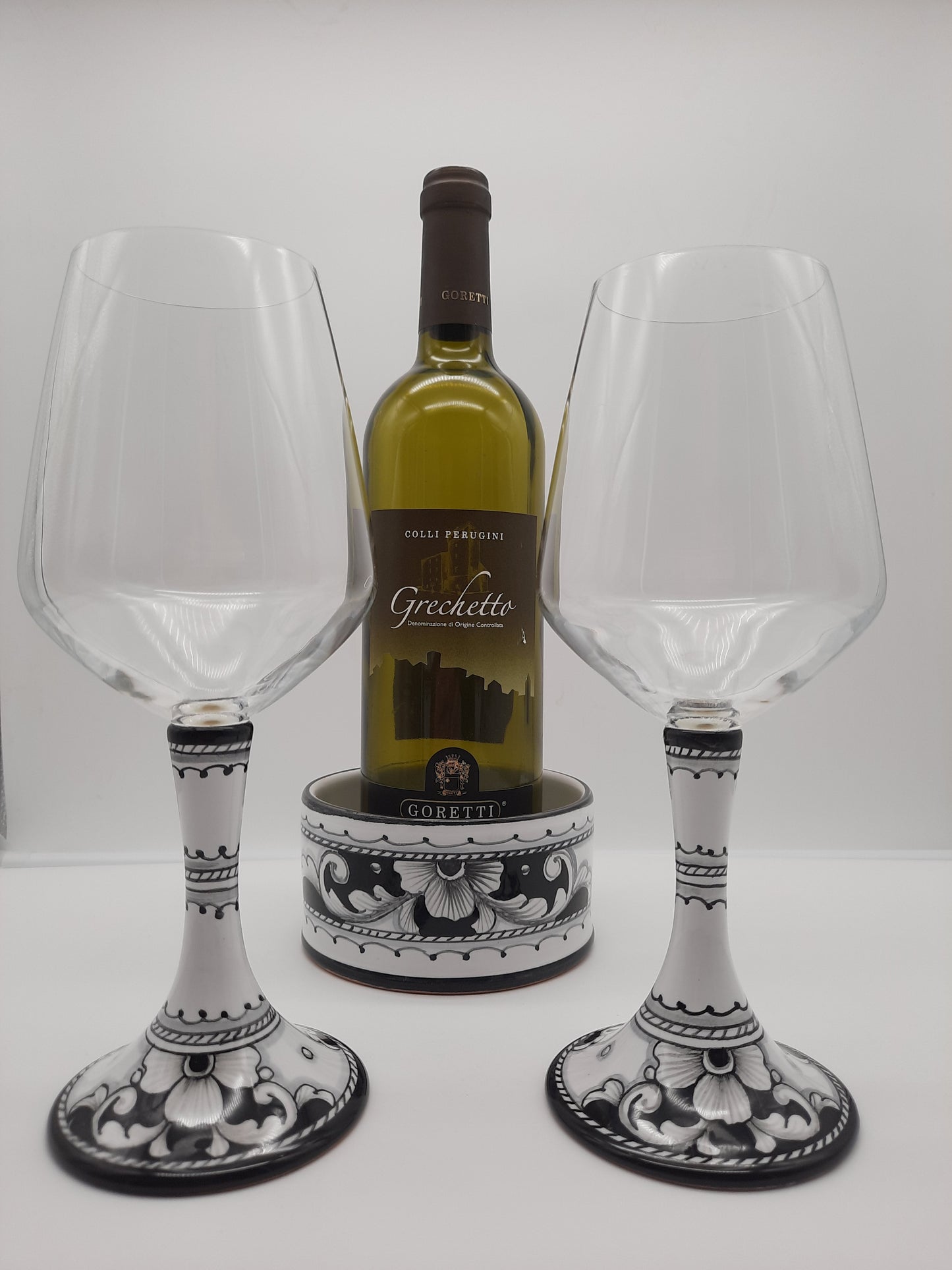 Calici e sottobottiglia dipinti a mano. Un abbinamento perfetto per la tua tavola.