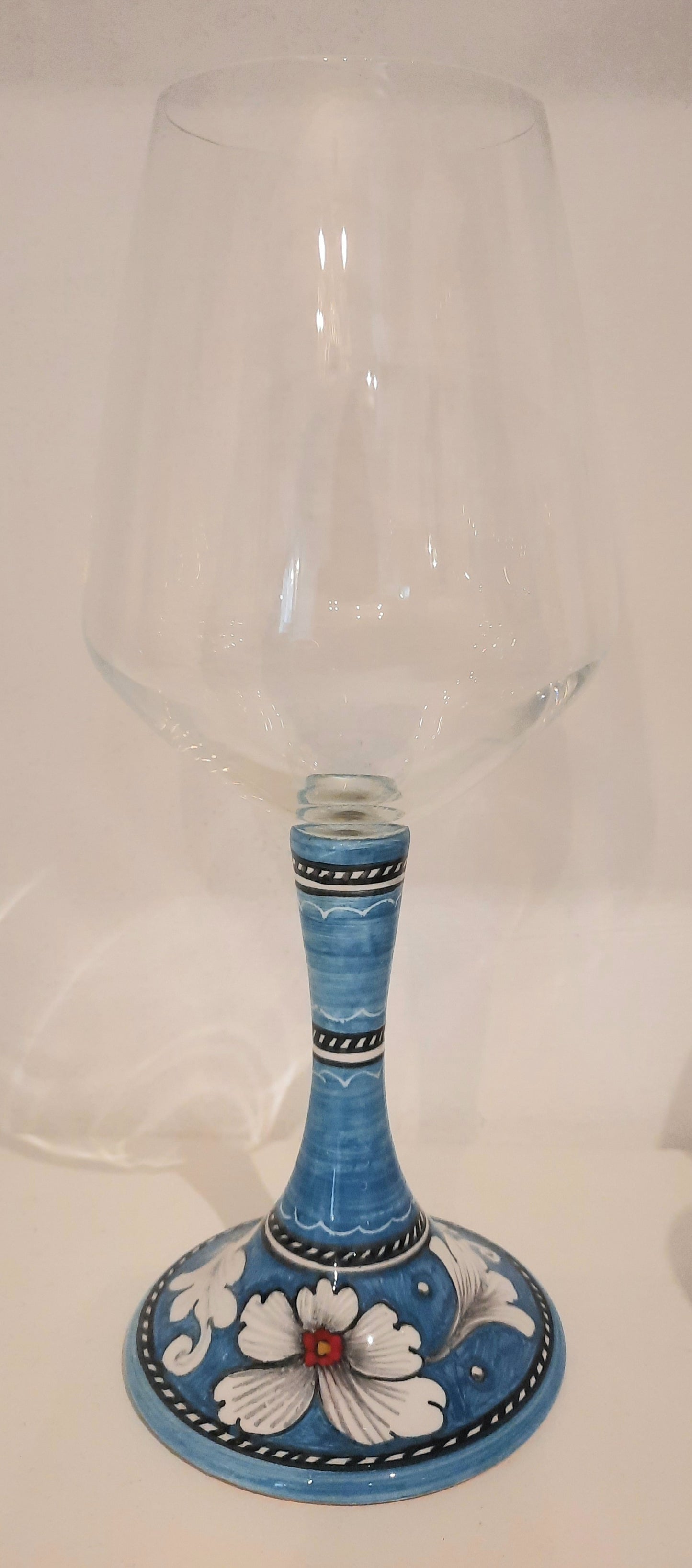 Calice in ceramica 55cl. Piedistallo in ceramica dipinto a mano e calice in vetro cristallino. Una combinazione unica di design e delicatezza