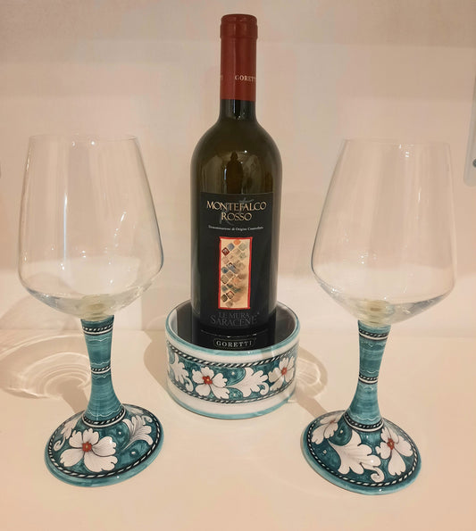 Calici e sottobottiglia dipinti a mano. Un abbinamento perfetto per la tua tavola