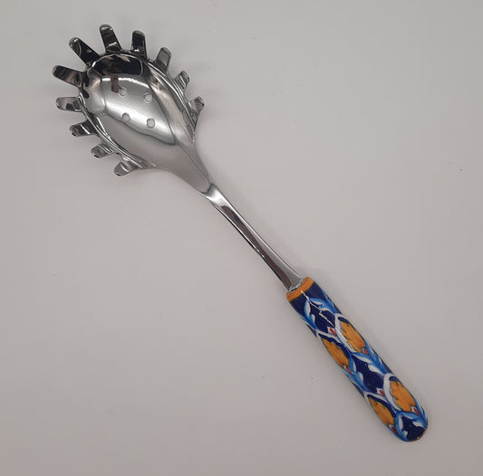 Dosaspaghetti Decoro Vario Geomtrico. Manico in ceramica dipinto a mano, dosaspaghetti in acciaio inox.