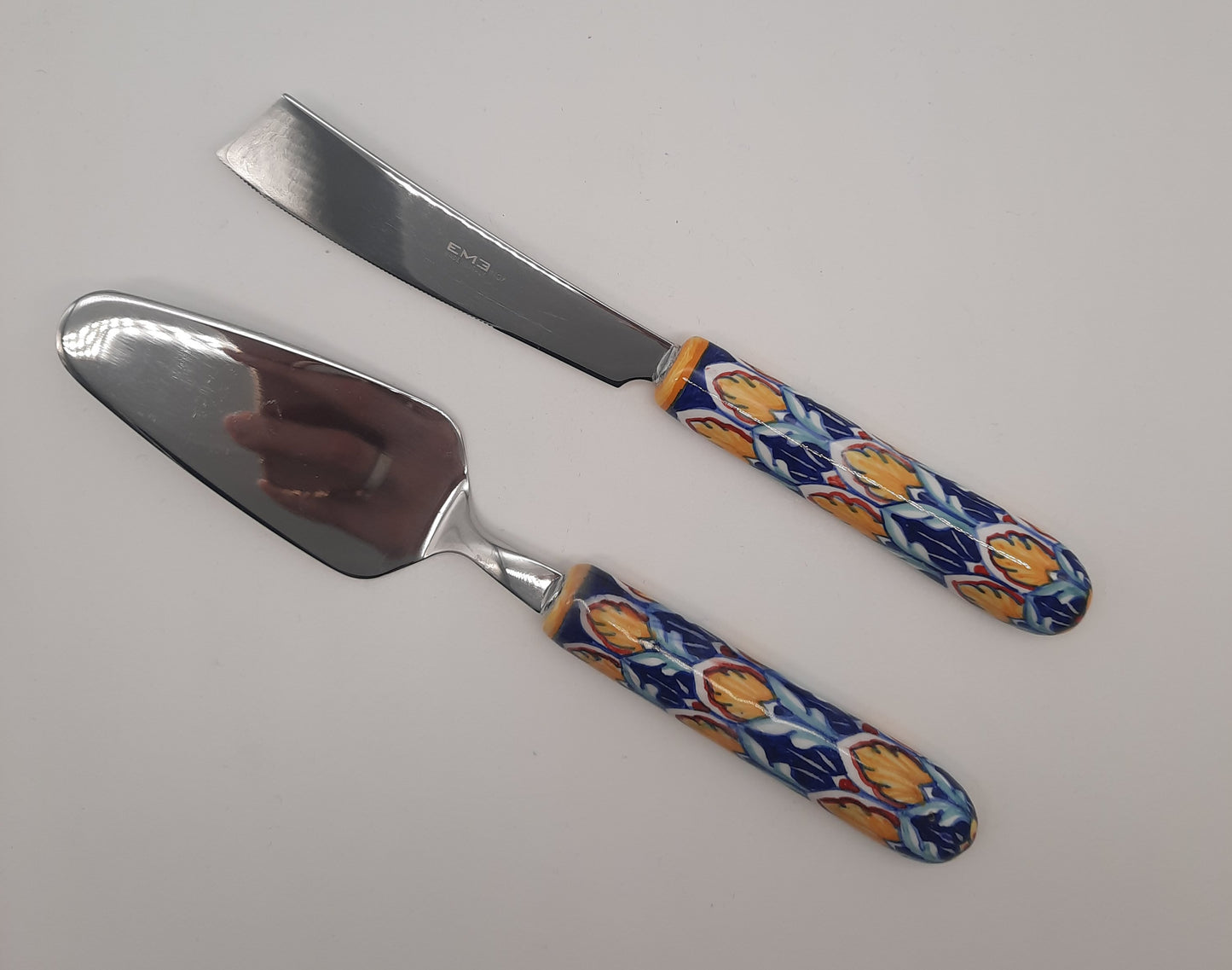 Coppia posate dolce Decoro Vario Geometrico. Manico in ceramica dipinto a mano, lama e paletta in acciaio inox.
