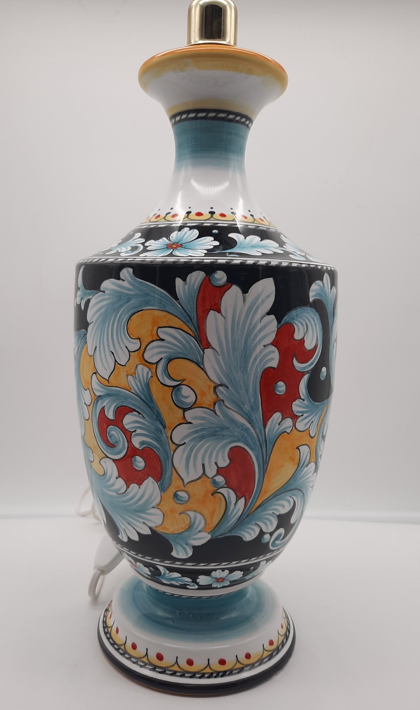Lampada cm 35 (con cappello incluso) in ceramica dipinta a mano. Una esplosione di colori ma anche un oggetto unico e raffinato per la tua casa