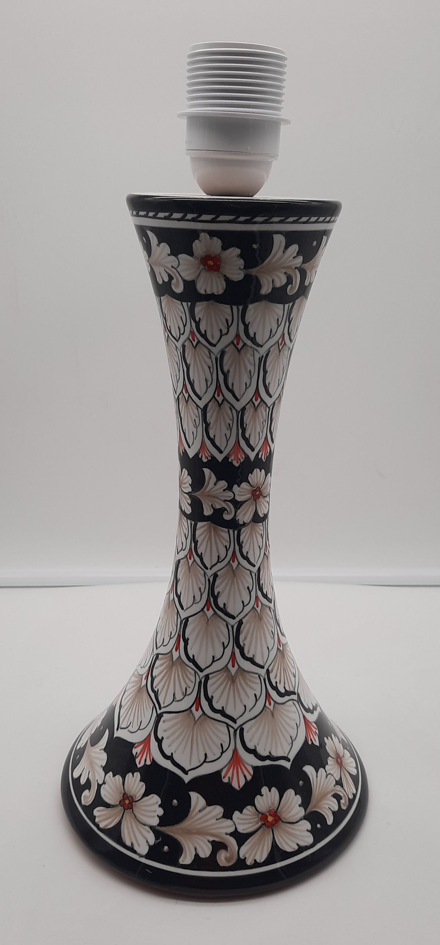 Lampada cm 30 (con cappello incluso) in ceramica dipinta a mano. Forma affilata e decoro elegante adatta anche a piccoli spazi.