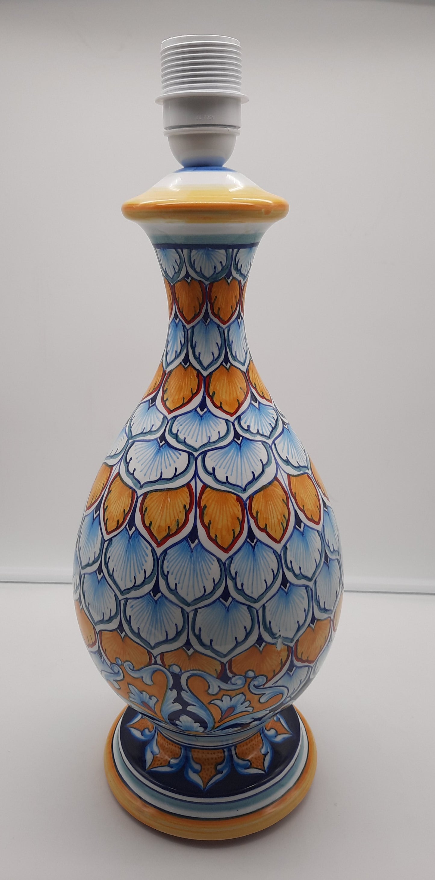 Lampada cm 35 (con cappello incluso) con Decoro Geometrico. Raffinata e allo stesso tempo ricca di colore.