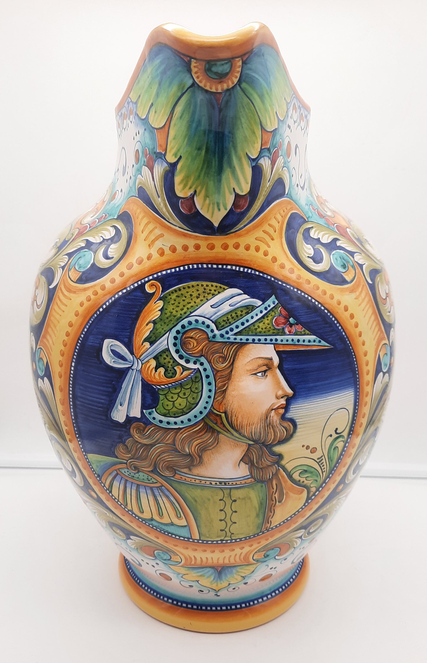 Brocca Classica cm 37 raffigurante Uomo Rinascimentale. Un pezzo classico e importante dipinto a mano.