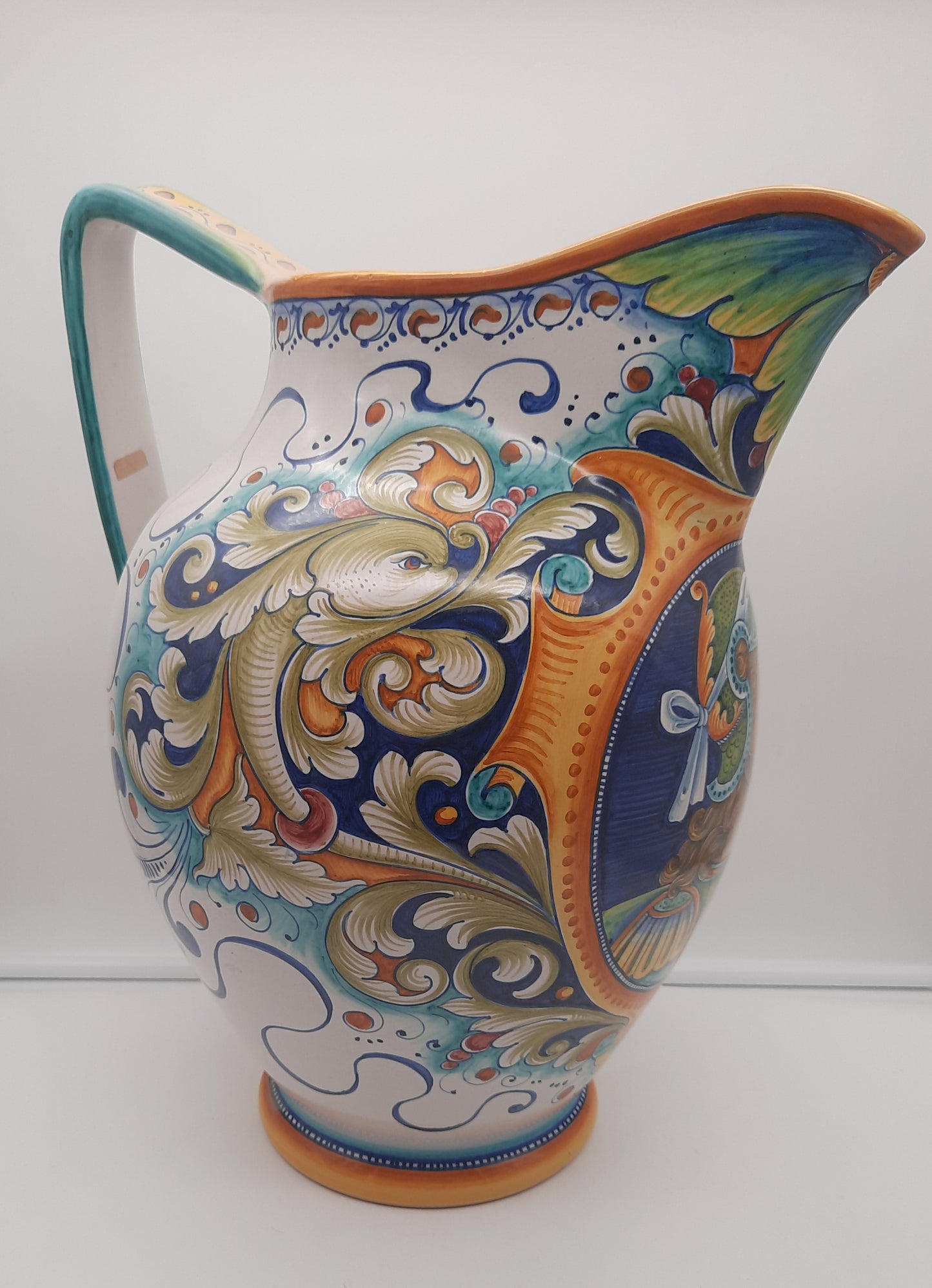 Brocca Classica cm 37 raffigurante Uomo Rinascimentale. Un pezzo classico e importante dipinto a mano.