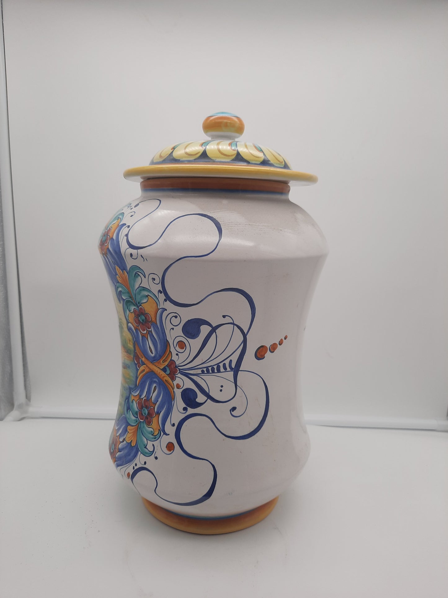 Barattolo classico cm 38 in ceramica interamente dipinto a mano. Decorato con Puttino al centro. Ideale per arredare le vostre case