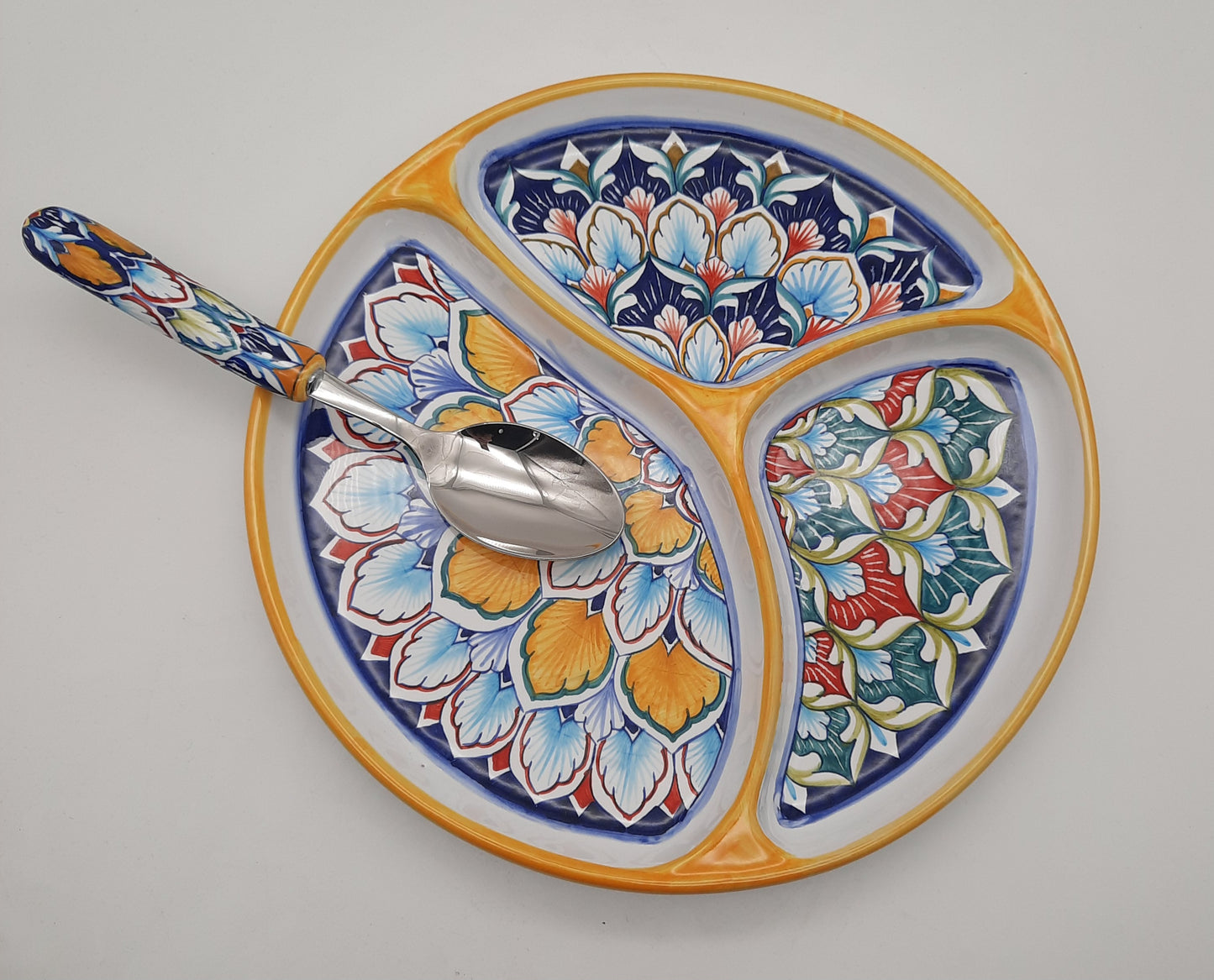 Antipastiera 3 scomparti cm 30 in ceramica interamentedipinta a mano. Ideale per pietanze diverse e colorare la tua tavola
