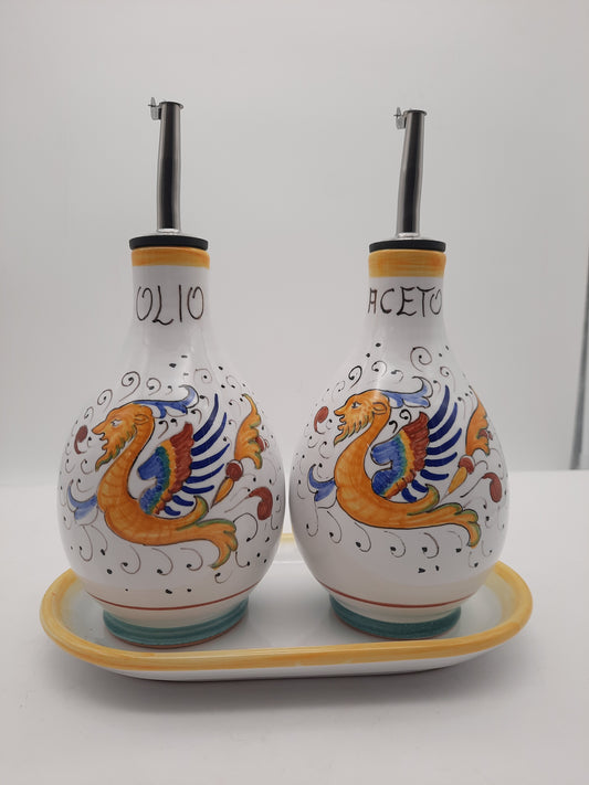 Set olio e aceto cm 15 decoro Raffaellesco con manico e gocciolatoio per una tavola colorata e funzionale.