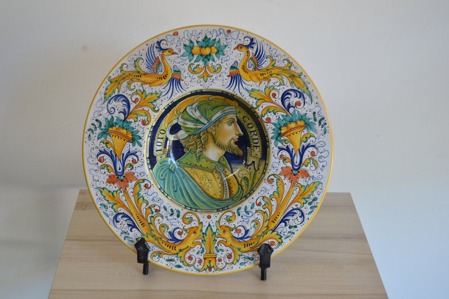 Piatto a cappello di prete cm 35 Uomo Rinascimentale con bordo Raffaellesco in ceramica dipinto a mano