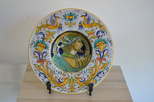 Piatto a cappello di prete cm 35 Uomo Rinascimentale con bordo Raffaellesco in ceramica dipinto a mano