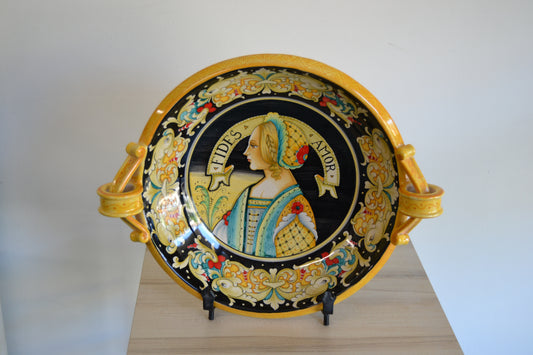 Centrotavola con manici dipinto a mano in ceramica tornito a mano cm 42. Un pezzo classico della tradizione derutese. Al centro figura femminile Rinascimentale e con bordo Delfini