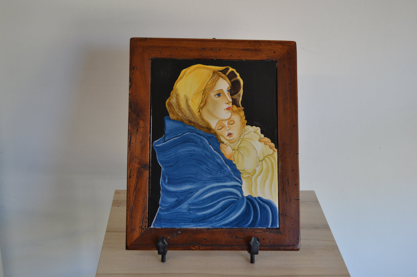 Madonna del Ferruzzi in ceramica dipinta a mano. Immagine sacra con cornice tarlata realizzata a mano