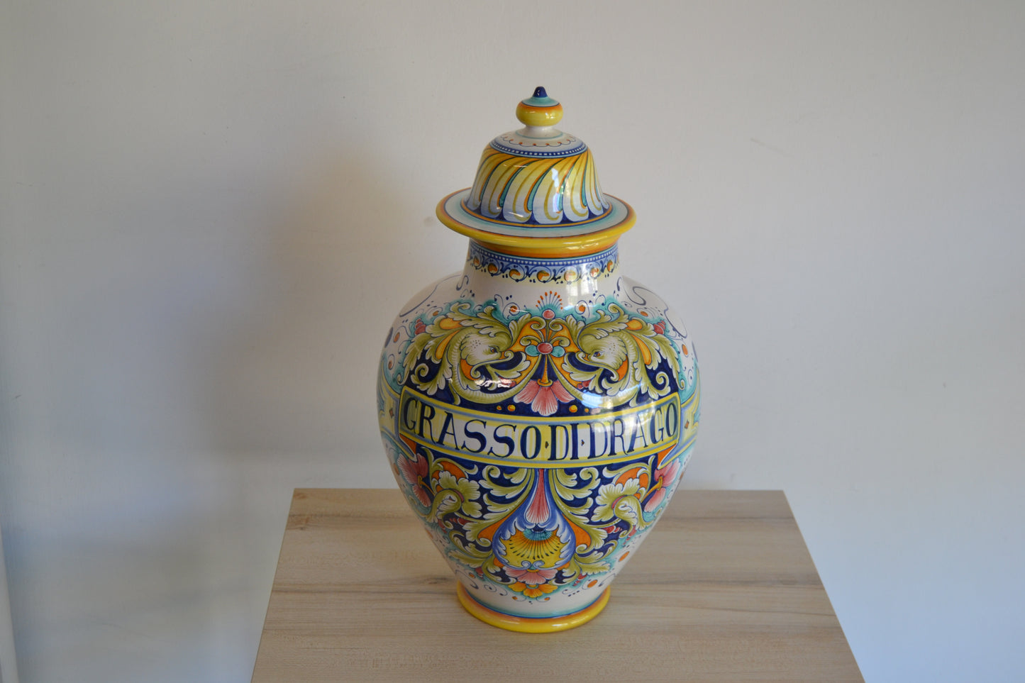 Barattolo da farmacia cm 50 interamente dipinto a mano con Delfini decorati e volute Rinascimentali. Un pezzo unico.