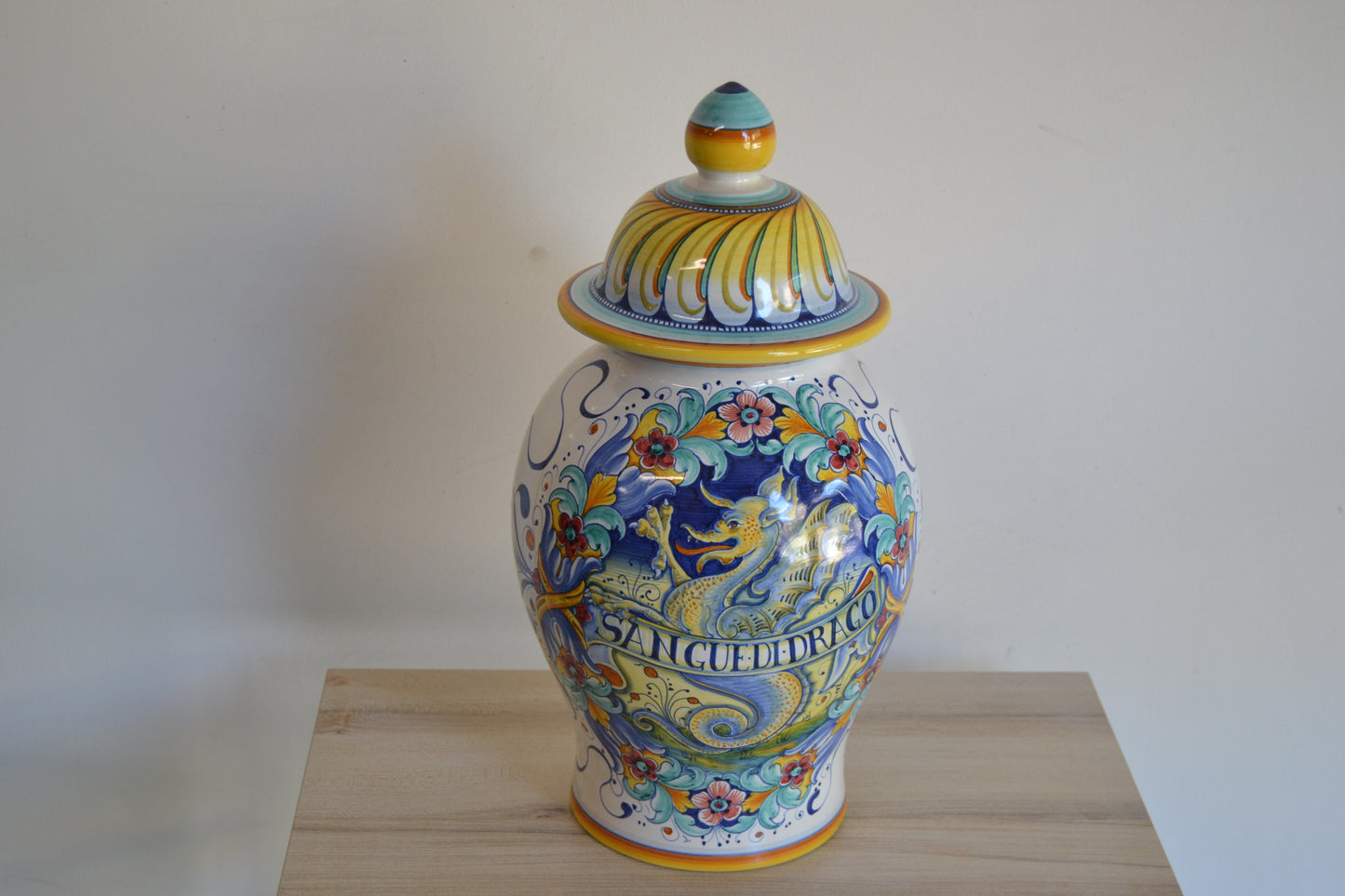 Barattolo da farmacia cm 45 interamente dipinto a mano raffigurante un Grifo Rampante.