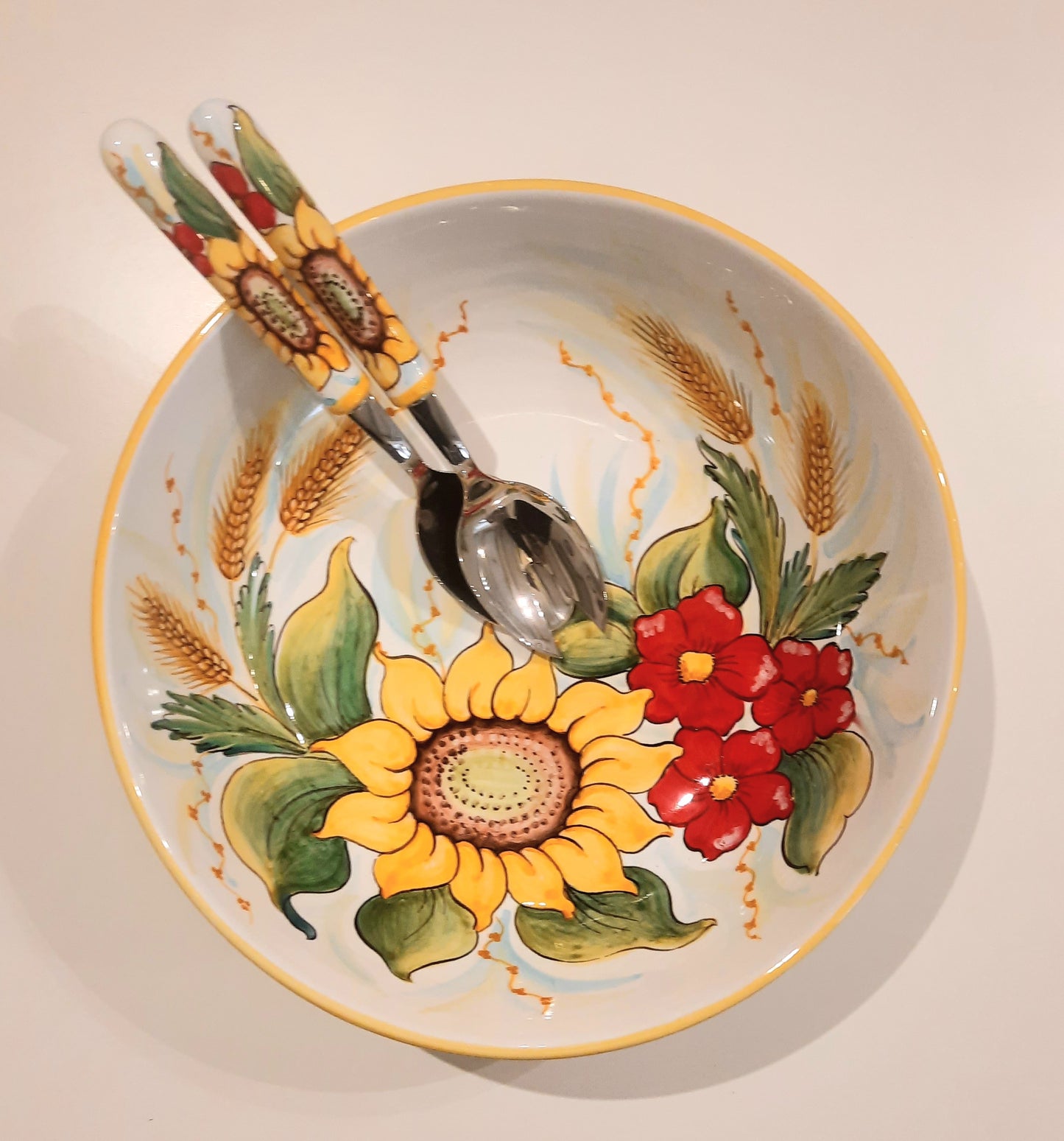 Ciotola cm 35 in ceramica dipinta a mano. Molto utile in cucina adatta per la pasta, la frutta e le vostre insalate. Non solo utile ma anche decorativa