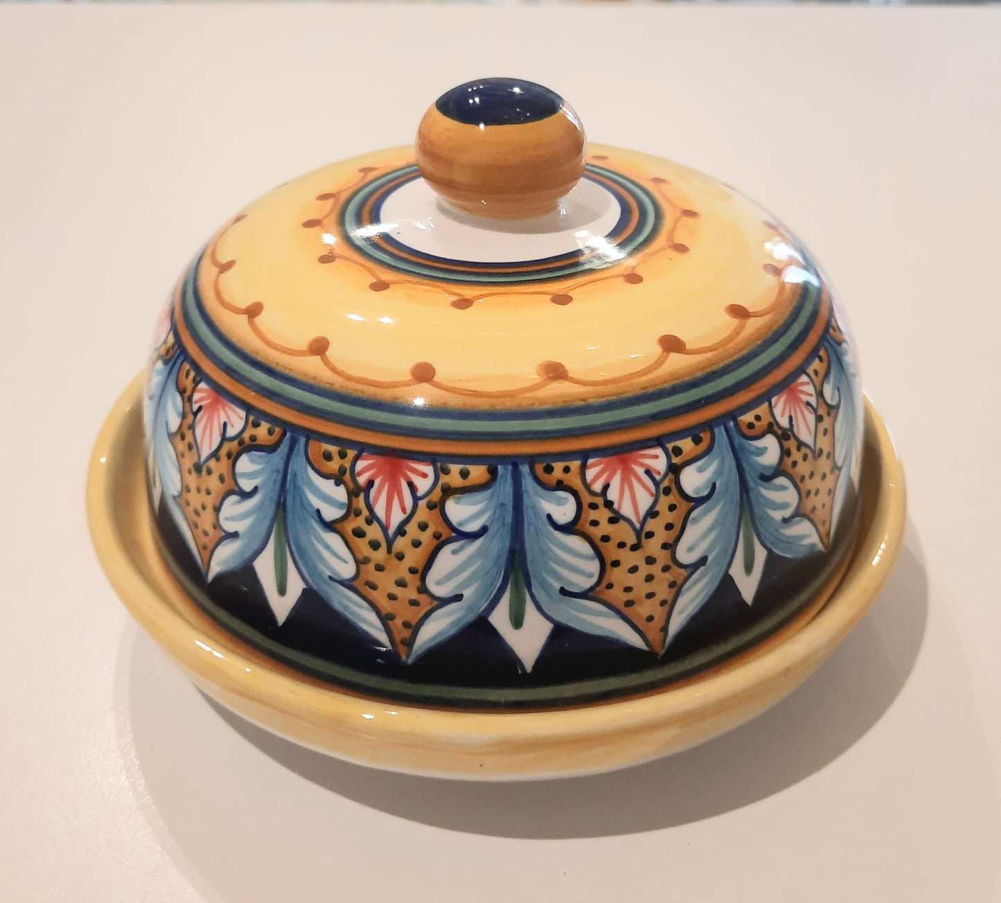 Burriera in ceramica dipinta a mano rotonda. Ideale per colorare le vostre tavole imbandite.