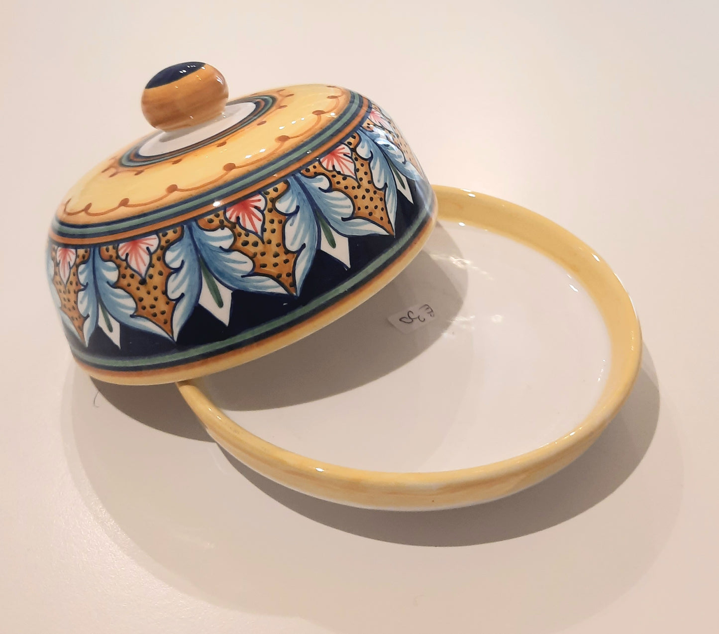 Burriera in ceramica dipinta a mano rotonda. Ideale per colorare le vostre tavole imbandite.