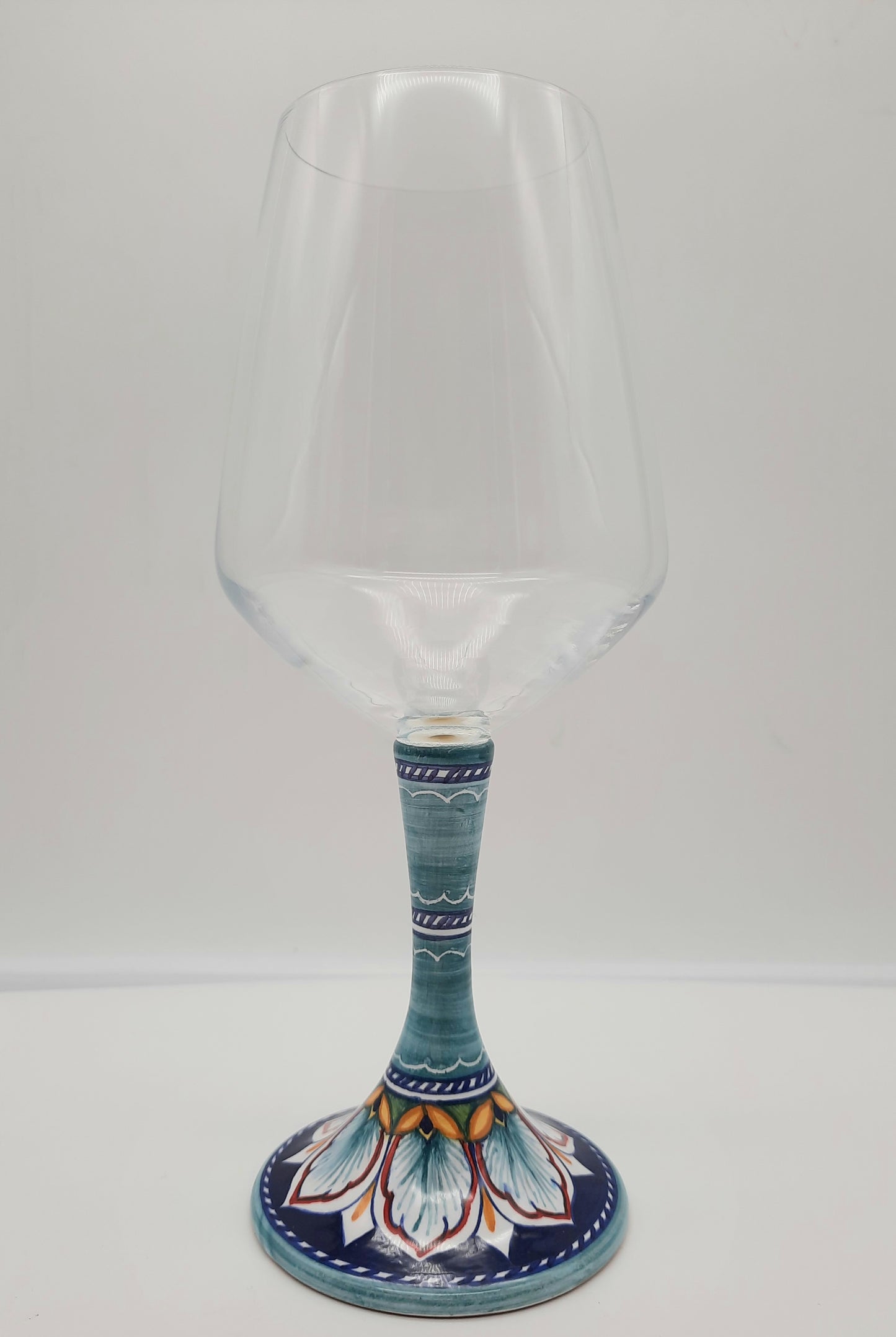Calice in ceramica 55cl. Piedistallo in ceramica dipinto a mano e calice in vetro cristallino. Una combinazione unica di design e delicatezza.