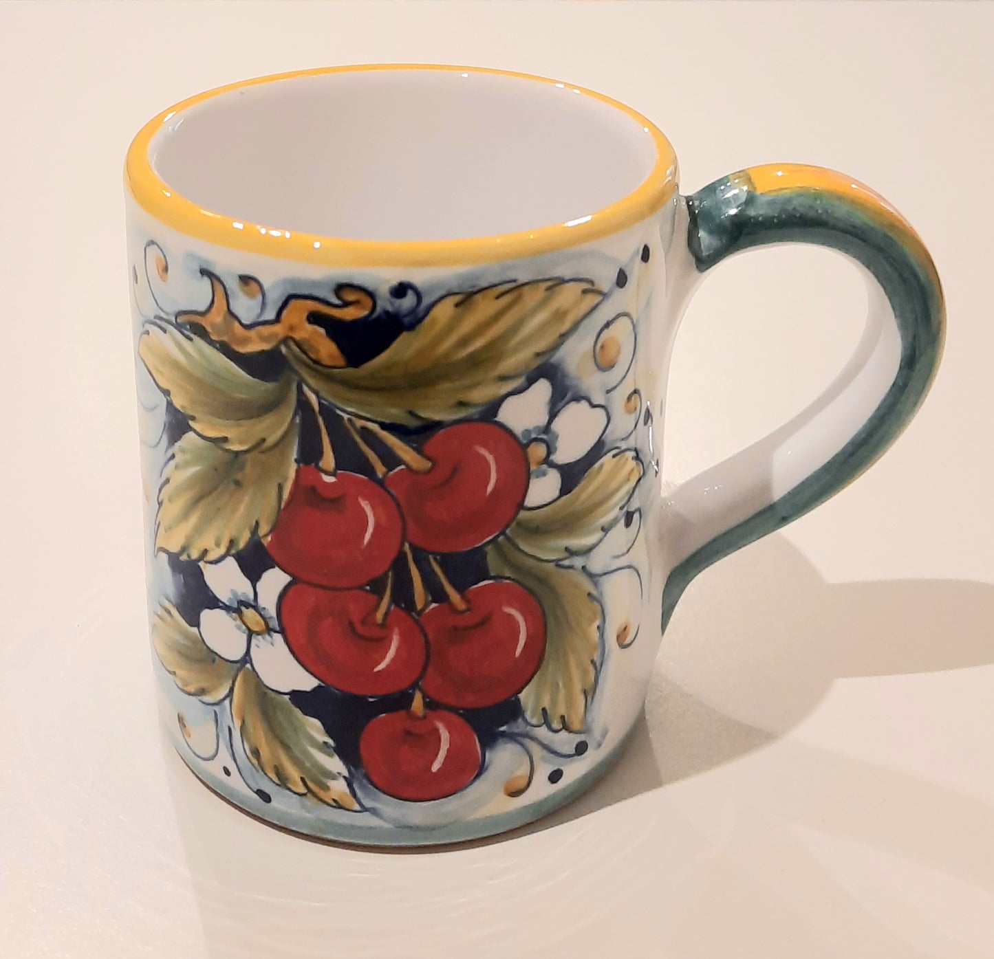 Mug cm 9 Ciliege in ceramica dipinto a mano. Ideale e pratico per le vostre bevande calde.