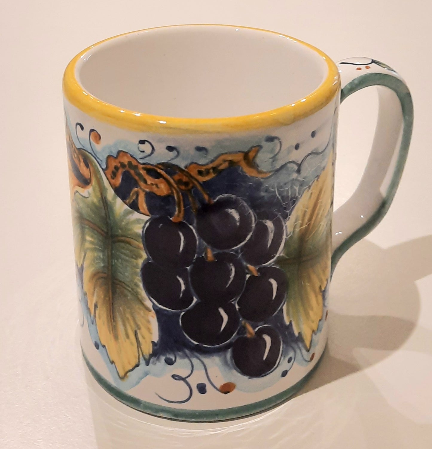 Mug cm 9 Uva in ceramica dipinto a mano. Ideale e pratico per le vostre bevande calde.