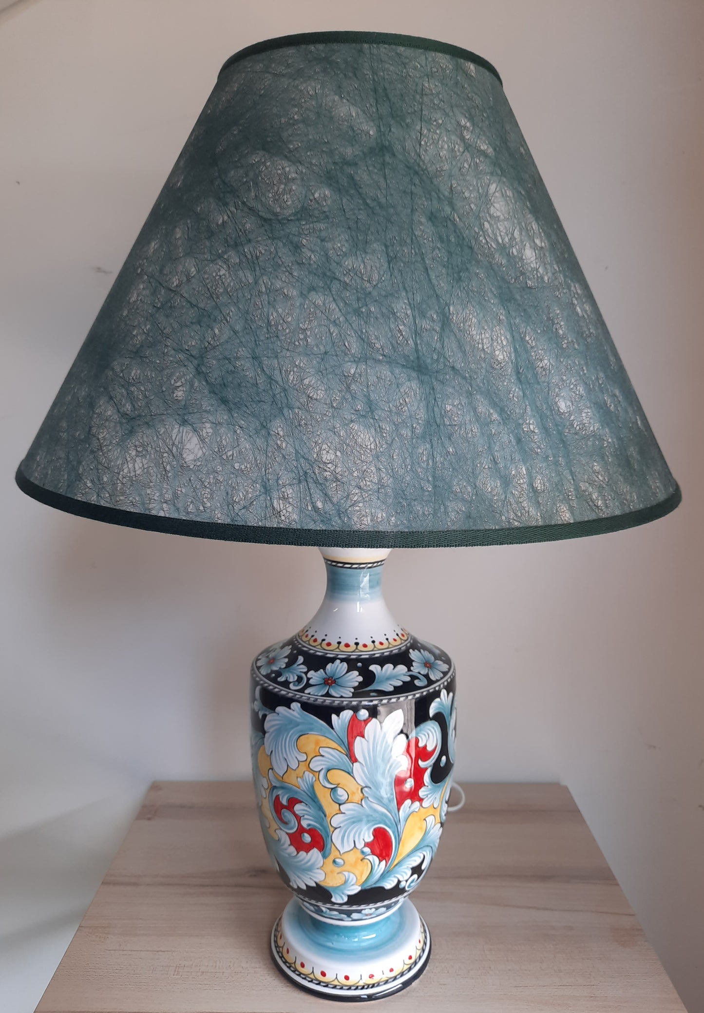 Lampada cm 35 (con cappello incluso) in ceramica dipinta a mano. Una esplosione di colori ma anche un oggetto unico e raffinato per la tua casa