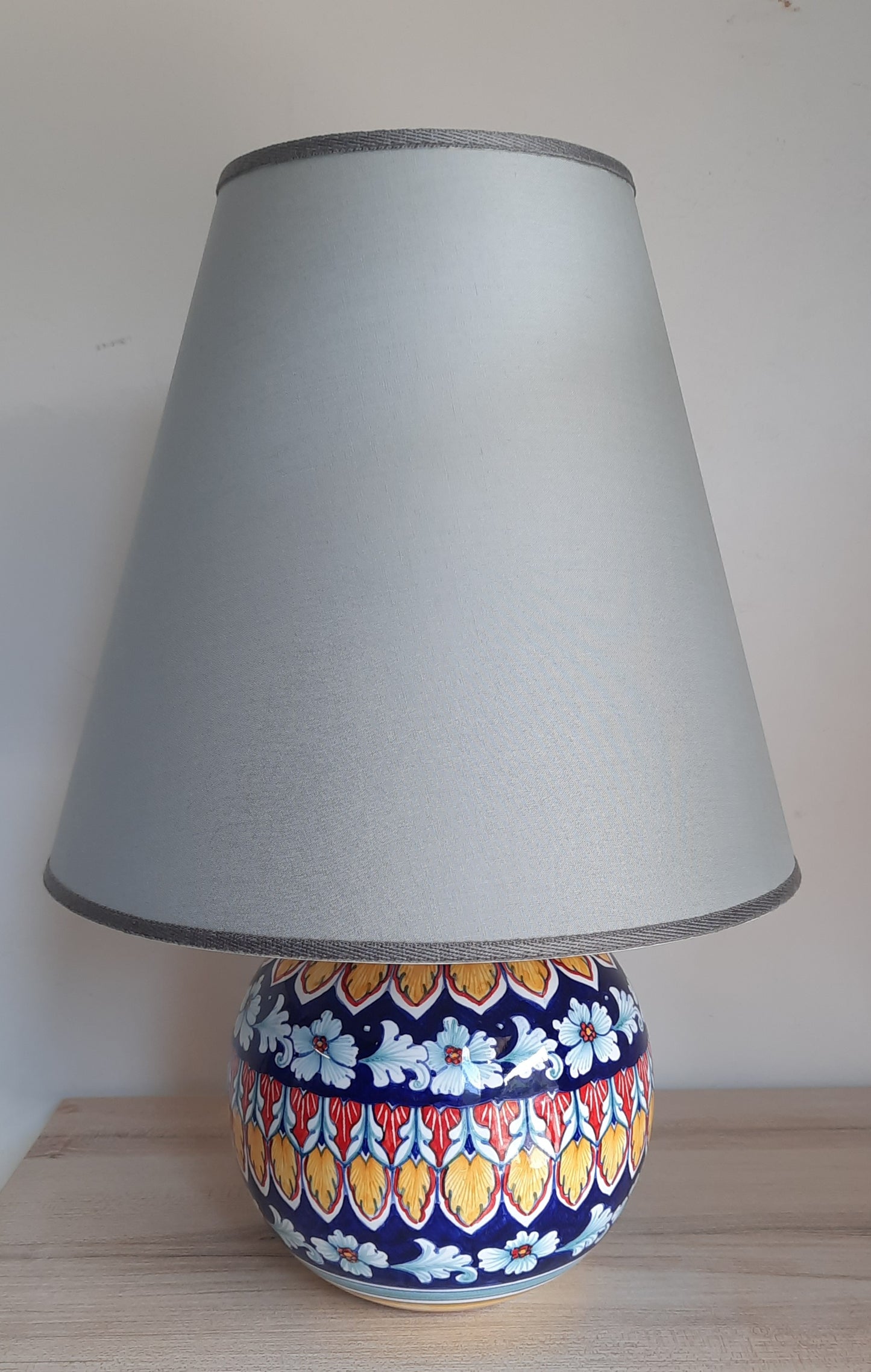 Lampada cm 17 (con cappello incluso) in ceramica dipinta a mano. Decoro geometrico. Colori vivaci per illuminare la tua casa
