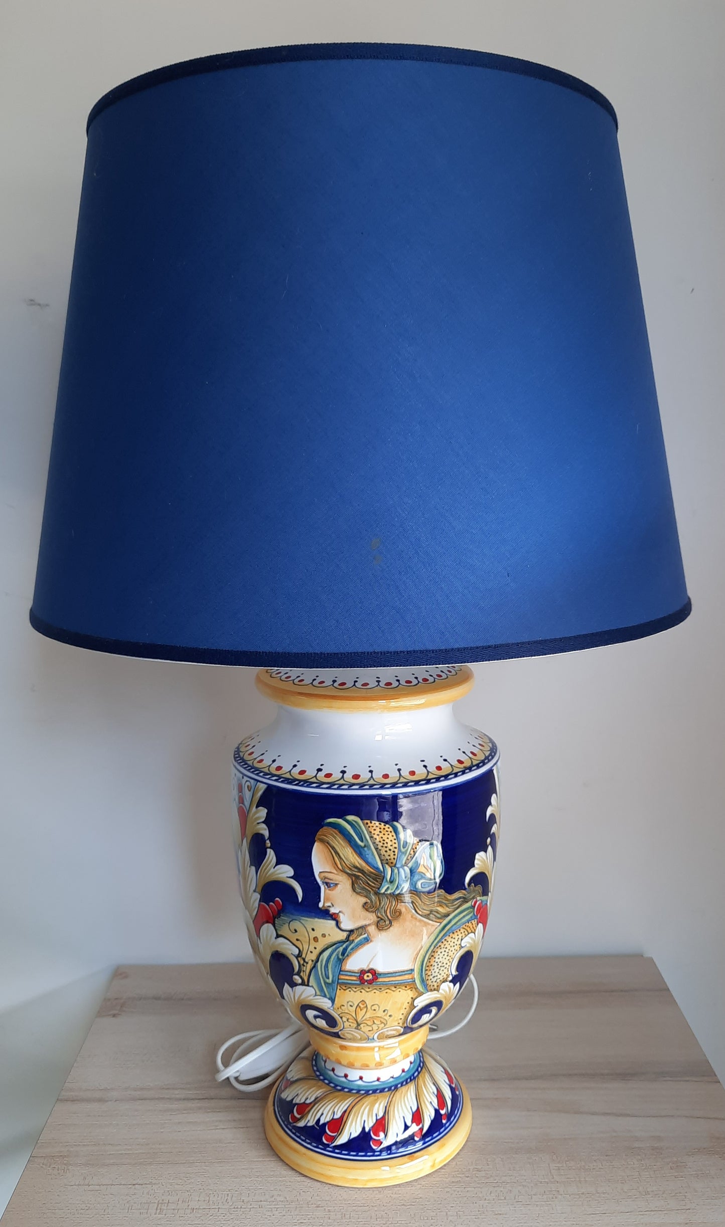 Lampada cm 35 (con cappello incluso) in ceramica dipinta a mano raffigurante Donna Rinascimentale. Colori e immagini sono quelli tradizionali derutesi, un vero e proprio pezzo classico.