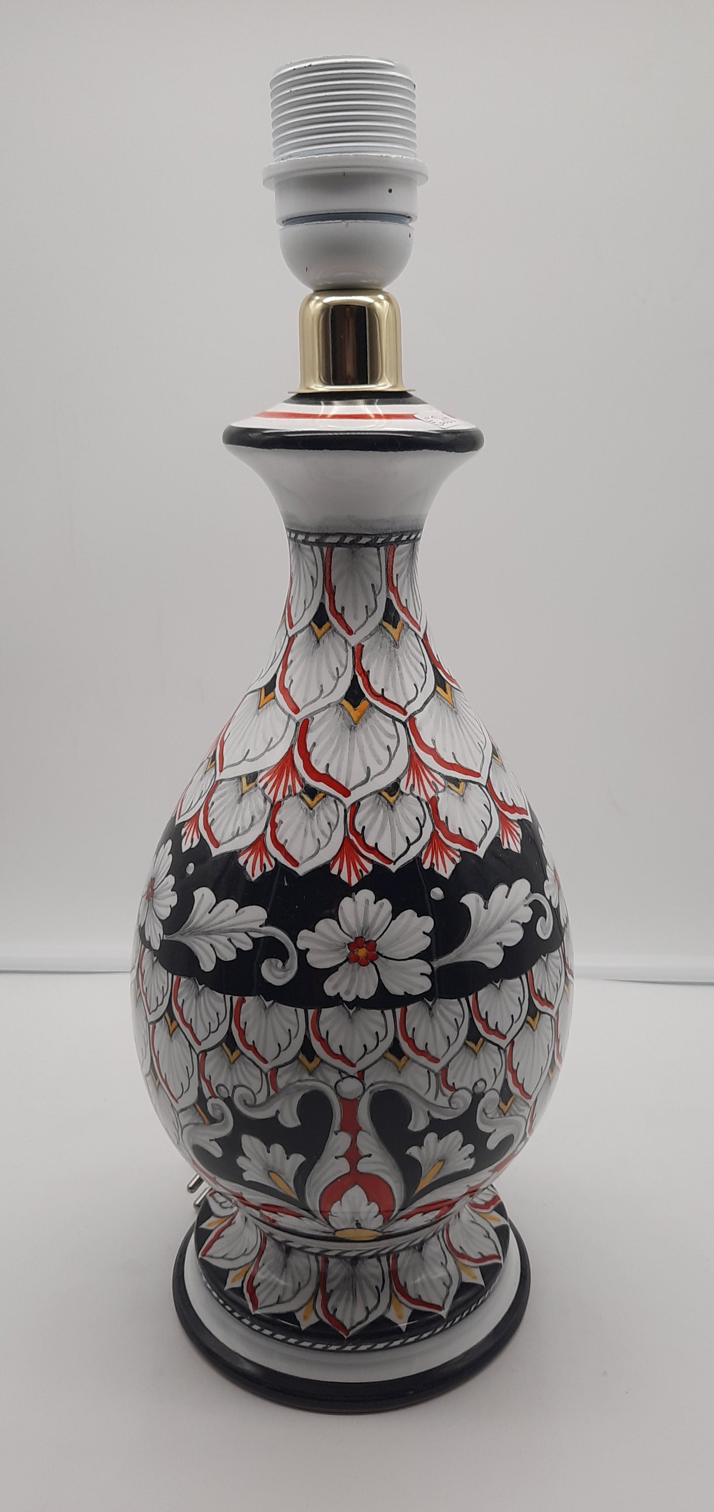 Lampada cm 30 (con cappello incluso) in ceramica dipinta a mano. Colori moderni per un disegno che prende spunto dalla tradizione