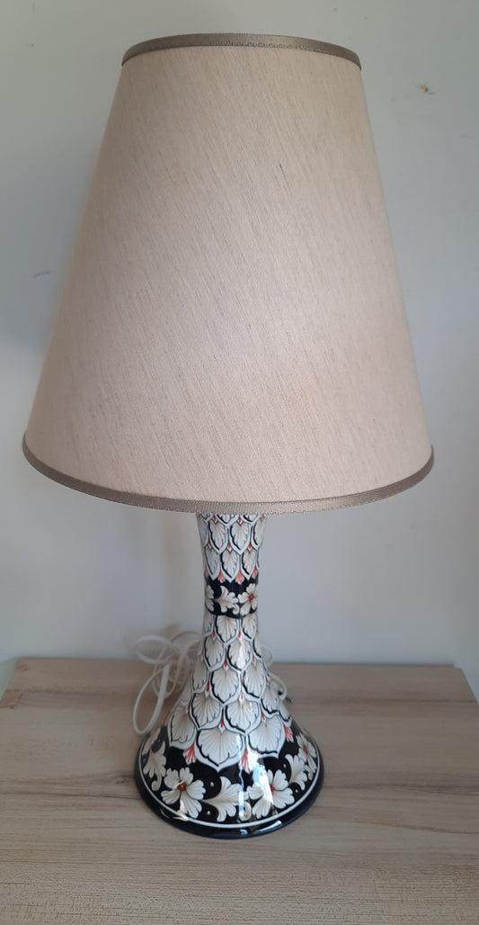 Lampada cm 30 (con cappello incluso) in ceramica dipinta a mano. Forma affilata e decoro elegante adatta anche a piccoli spazi.