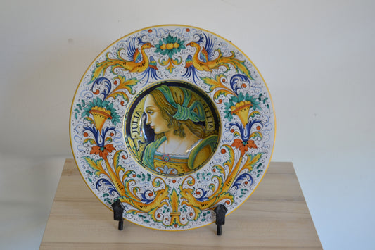 Piatto a cappello di prete cm 35 Donna Julia Bella Rinascimentale con bordo Raffaellesco in ceramica dipinto a mano